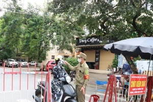 Đang cách ly tại nhà nhưng ra đồng làm ruộng, bị phạt 5 triệu