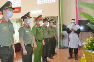 Bà nội và cha mất cùng ngày, thượng úy công an không thể về chịu tang
