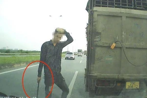 Tài xế ô tô tải bị tước bằng lái vì chặn đầu xe con trên cao tốc