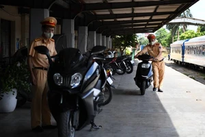 CSGT bắt xe lậu, số điện thoại lạ tới tấp gọi đến 'xin'