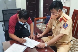 Chui vào thùng ô tô để trốn qua chốt kiểm dịch COVID-19