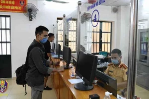 Từ hôm nay, người dân có thể ngồi ở nhà để đăng ký xe