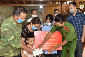 Trao học bổng cho 2 con của trung tá công an hy sinh khi bắt tội phạm