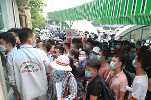 Nhiều tỉnh yêu cầu giấy xét nghiệm COVID-19, người dân chen chúc đi lấy mẫu
