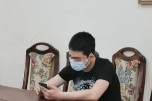 Phạt 4 triệu đồng người đàn ông khạc nhổ, bỏ khẩu trang trong thang máy