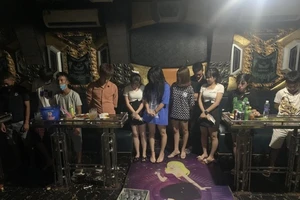 Bất chấp lệnh cấm, chủ quán karaoke vẫn lén lút cho 19 nam nữ hát hò