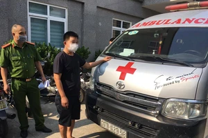 Tài xế dùng xe cứu thương ‘thông chốt’ từ Nghệ An ra Hà Nội