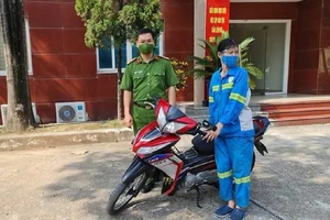 Công an quận Nam Từ Liêm góp tiền tặng xe máy cho nữ lao công bị cướp
