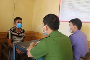 Bắt giam tài xế xe tải vì chống đối, gây ùn tắc tại chốt kiểm dịch COVID-19