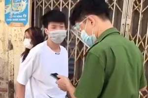 Ra đường không cần thiết, thiếu niên còn xúc phạm công an