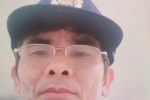 Nửa đêm mang dao sang chém 2 vợ chồng hàng xóm 