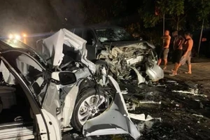 Xe con bẹp rúm sau cú tông trực diện với xe bán tải, 2 người tử vong