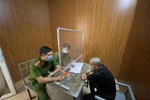 Khởi tố nam thanh niên cầm điếu cày vụt cán bộ chốt kiểm dịch