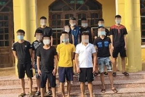 Bất chấp giãn cách ‘ai ở yên đó’, 12 nam nữ vẫn thuê nhà nghỉ bay lắc ma túy