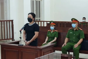 Nữ chủ quán karaoke cho khách hát ‘chui’, chống đối cảnh sát