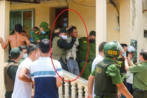 Giám đốc công an đến hiện trường để giải cứu cô gái bị cha giữ làm ‘con tin’