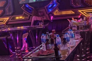 Bất chấp dịch, 14 nam nữ tụ tập hát trong quán karaoke