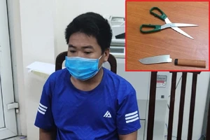 Không được qua chốt kiểm dịch, cầm dao và kéo đâm công an