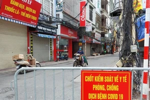 Gặp chốt kiểm dịch, vứt xe máy bỏ chạy rồi quay lại đánh cán bộ tự quản