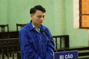 Giả mạo công an để cưới được vợ, sau đó giao cấu với trẻ em