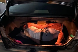 Trốn trong cốp ô tô để ‘thông’ chốt kiểm dịch COVID-19