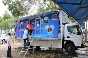 Tiền Giang đưa xe xét nghiệm lưu động đến các điểm nóng