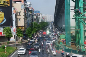 Hà Nội ngày đầu bỏ giấy đi đường, phố xá đông nghịt người xe