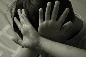 Gã bệnh hoạn lẻn vào trường tiểu học xâm hại 3 bé gái