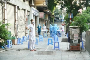 Cận cảnh BV Việt Đức phong tỏa 1 tòa nhà, lấy mẫu cho hàng ngàn người