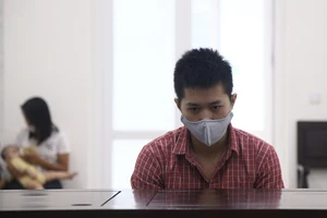 Bé gái bị mẹ ruột bạo hành, người tình của mẹ nhiều lần xâm hại