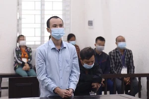 2 cha con truy sát người rửa xe vì... láo