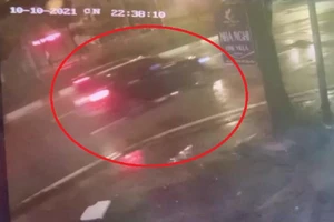 1 tài xế ô tô nghi gây tai nạn trong đêm rồi bỏ chạy