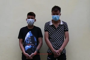 Đang đi chống dịch COVID-19, cô gái bị giật điện thoại iPhone