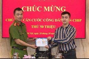 Trao chiếc thẻ căn cước công dân gắn chip thứ 50 triệu
