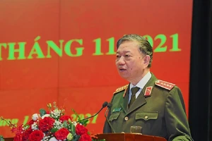 Bộ trưởng Công an yêu cầu đảm bảo tiến độ trả CCCD cho người dân