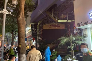 Hà Nội: Kiểm tra 126 khách đang ăn uống, test nhanh có 4 người dương tính