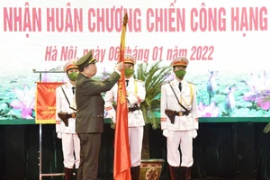 Công an TP Hà Nội nhận Huân chương Chiến công hạng Nhất