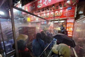 Đội mưa đội rét, người Hà Nội xếp hàng từ 3 giờ sáng mua vàng Thần Tài