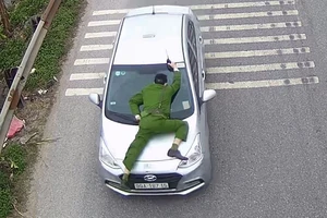 Ô tô lao thẳng vào tổ công tác, hất 1 chiến sĩ lên nắp capo