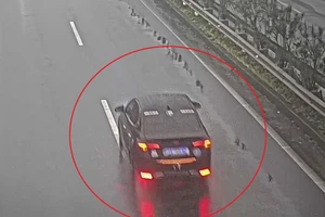 Ô tô ‘nhái’ biển số xanh, chạy ngược chiều trên cao tốc suốt 15 km