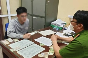 Gia đình nợ 2 tỉ đồng, thanh niên mang xăng đi cướp ngân hàng