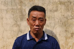 Tẩm xăng, dọa đốt vợ vì không chịu bán đất để trả nợ 