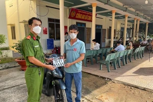 Những người dân đầu tiên được cấp biển số xe máy tại công an xã