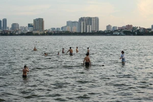 Nắng nóng gay gắt, người dân Hà Nội đổ xô ra hồ Tây tắm mát