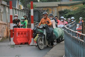 Lắp rào chắn trên cầu Long Biên: Cấm ô tô, xe ba gác nhưng xe máy cũng ‘méo mặt’