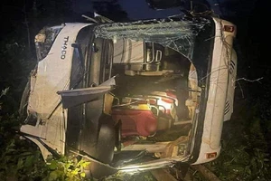 Xe khách bị lật, 3 người chết, hàng chục người bị thương