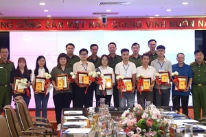 10 công dân Việt Nam đầu tiên được cấp tài khoản định danh điện tử