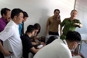 Chùm ảnh: Cảnh sát triệt phá ổ nhóm cho vay qua app, lãi suất 'cắt cổ' 2.000%/năm 