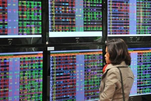 Chứng khoán khởi sắc, nhà đầu tư cần lưu ý gì khi đổ tiền mua cổ phiếu?