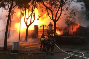 Hà Nội: Cháy biệt thự lúc sáng sớm, 1 cảnh sát PCCC bị thương